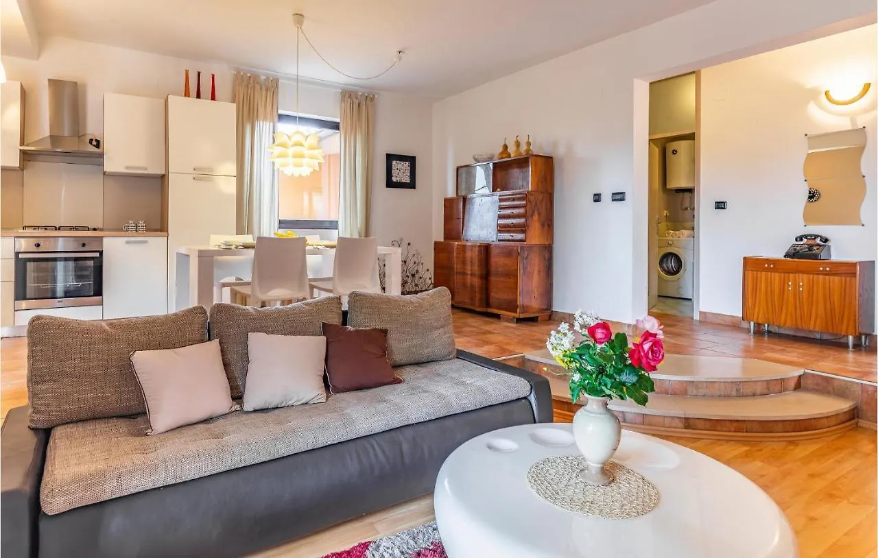 Lovely Apartment In Fazana With Wifi 0*,